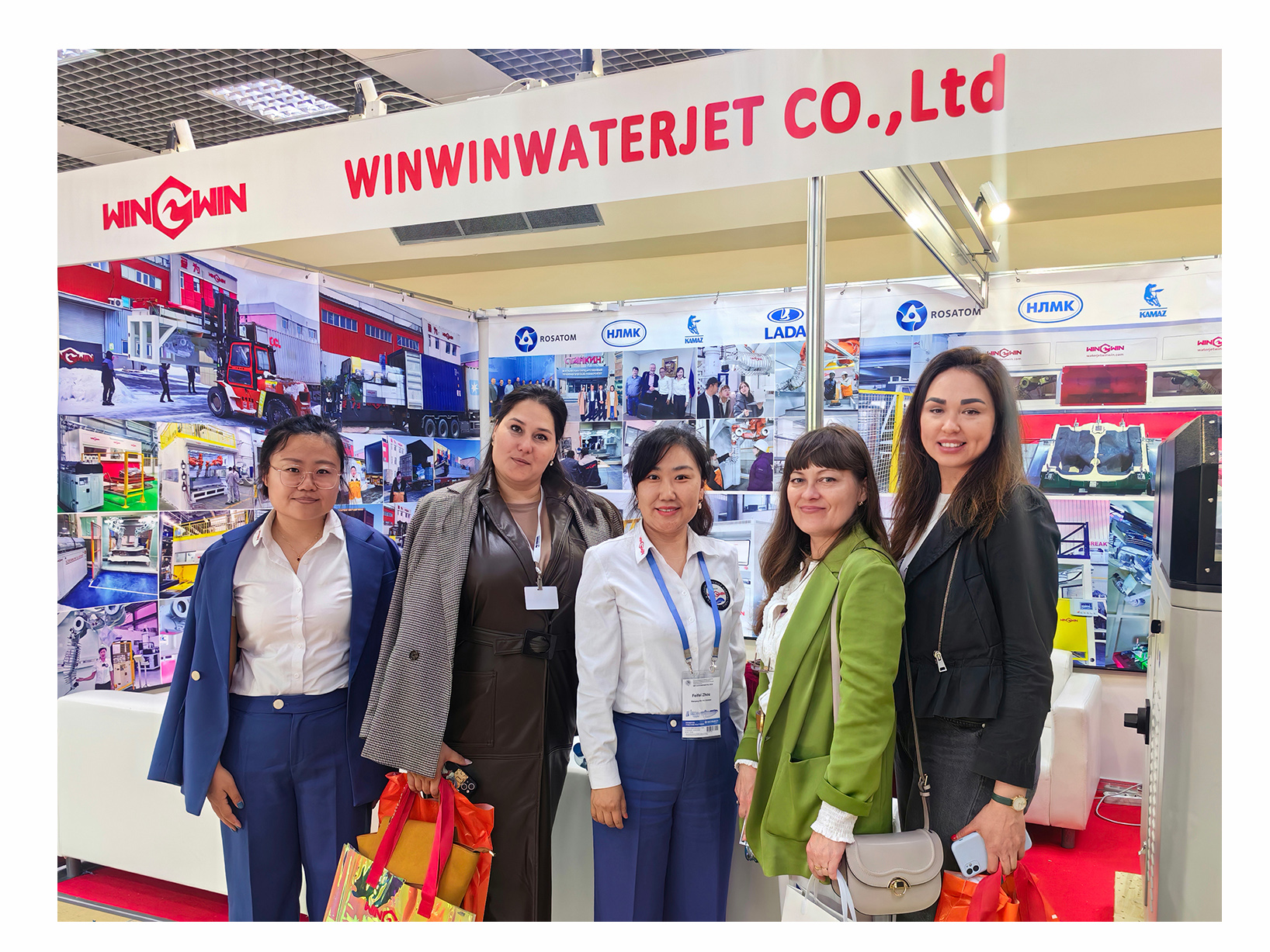 展示会での集合写真