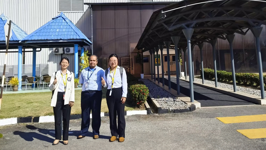 顧客訪問時の集合写真