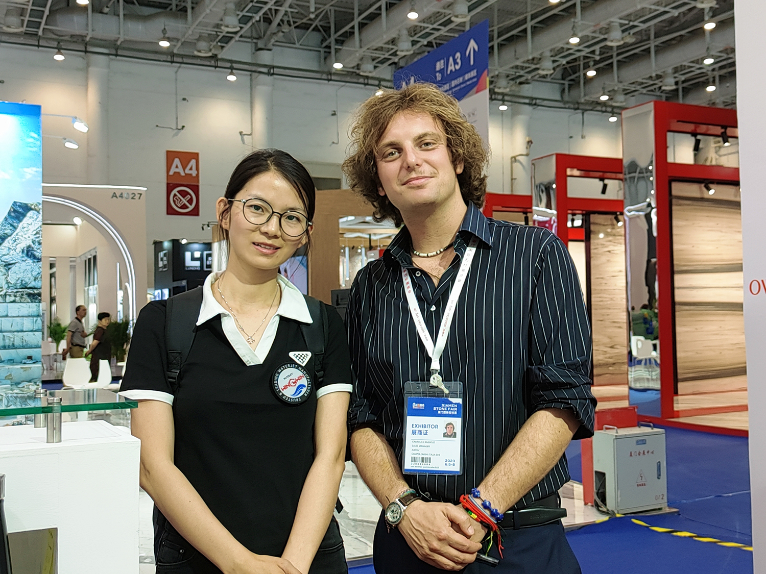 展示会での集合写真