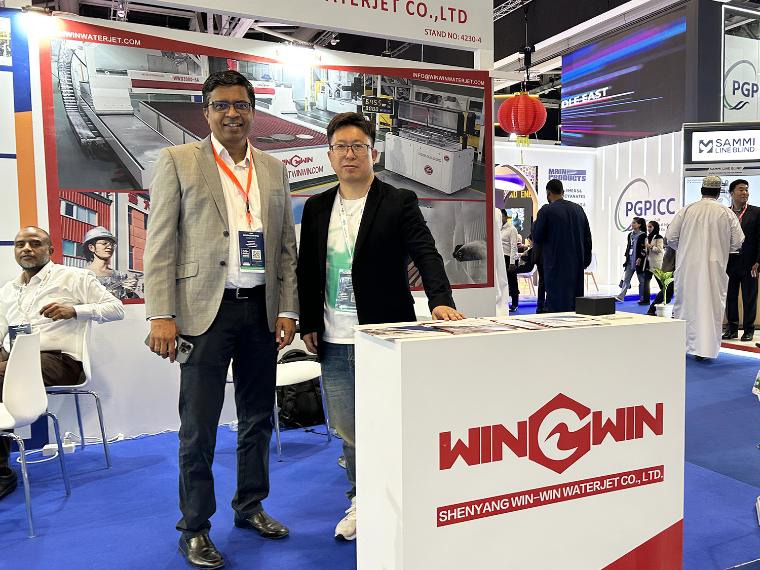 展示会での集合写真